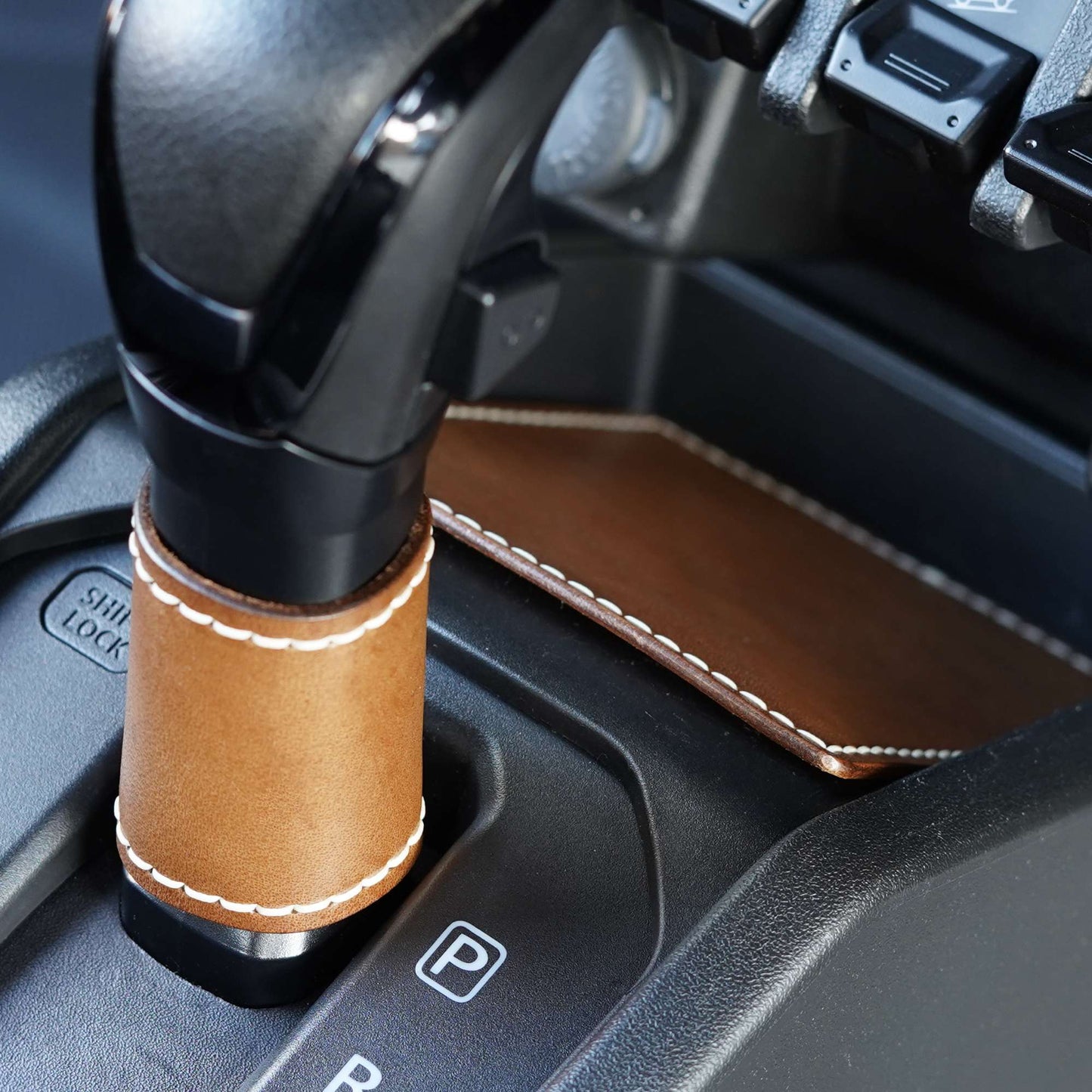 Deluxe Leather Gear Console Mat & Shifter Collar (Jimny Automatic)