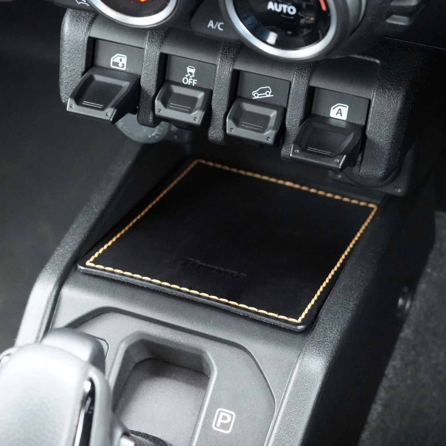 Deluxe Leather Gear Console Mat & Shifter Collar (Jimny Automatic)