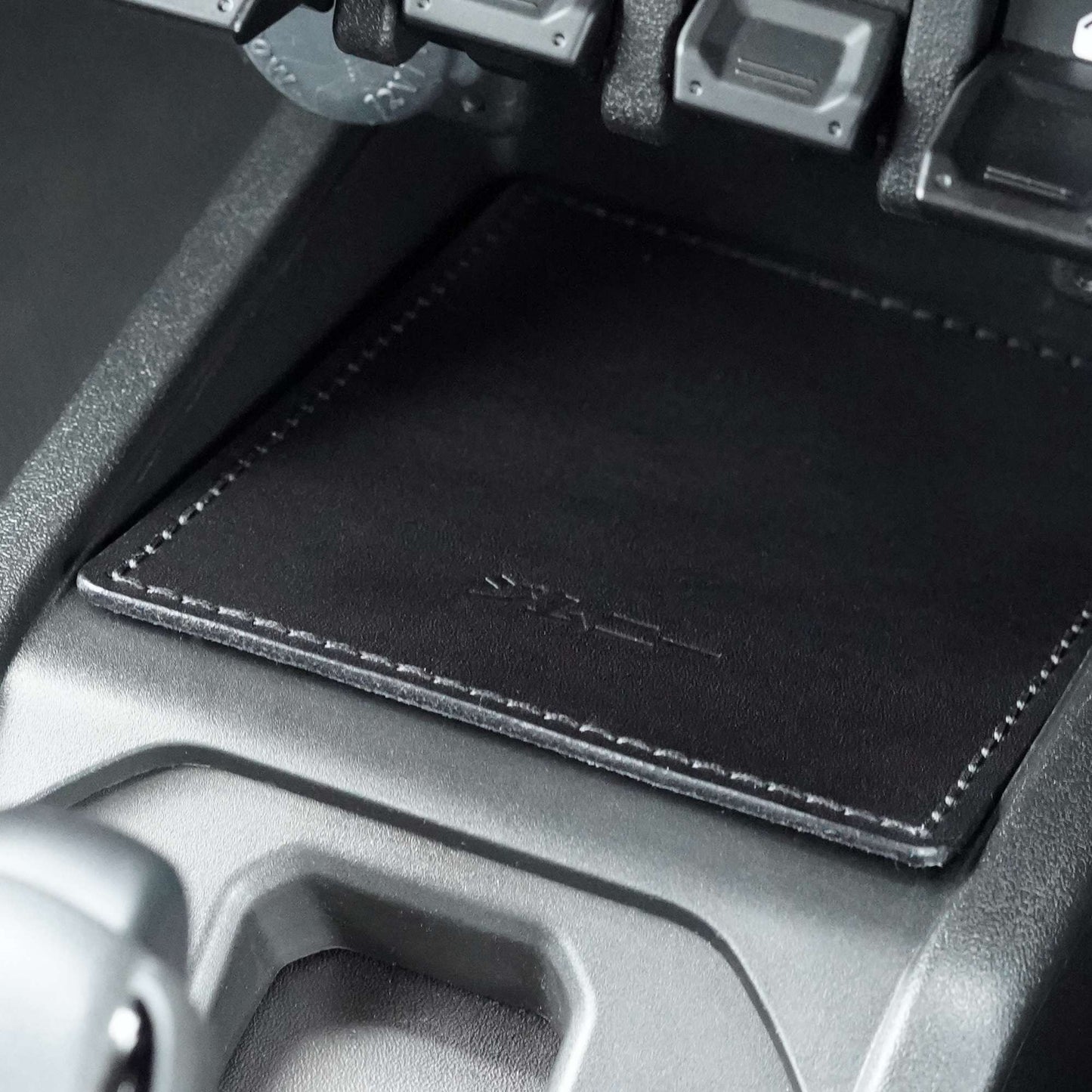 Deluxe Leather Gear Console Mat & Shifter Collar (Jimny Automatic)