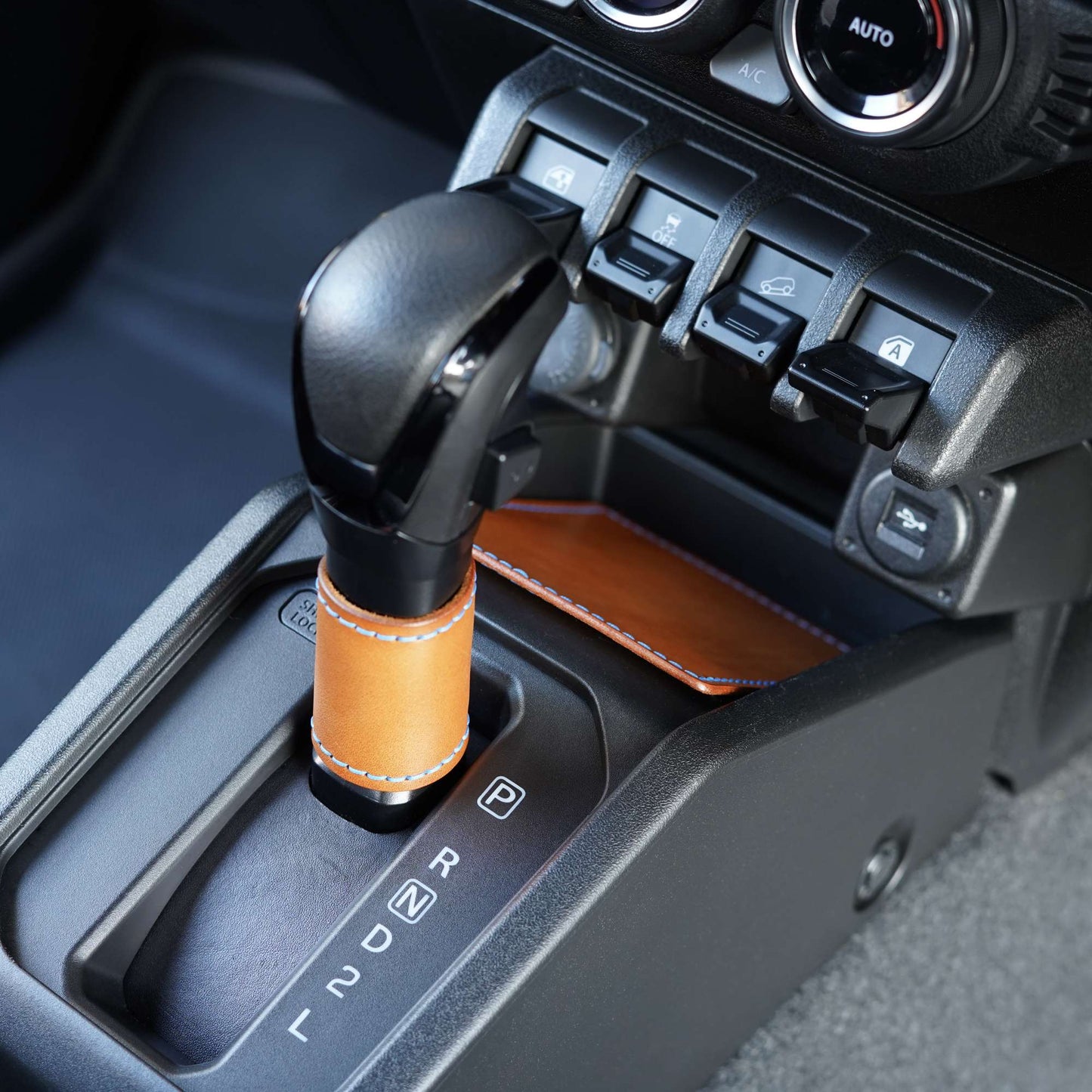 Deluxe Leather Gear Console Mat & Shifter Collar (Jimny Automatic)