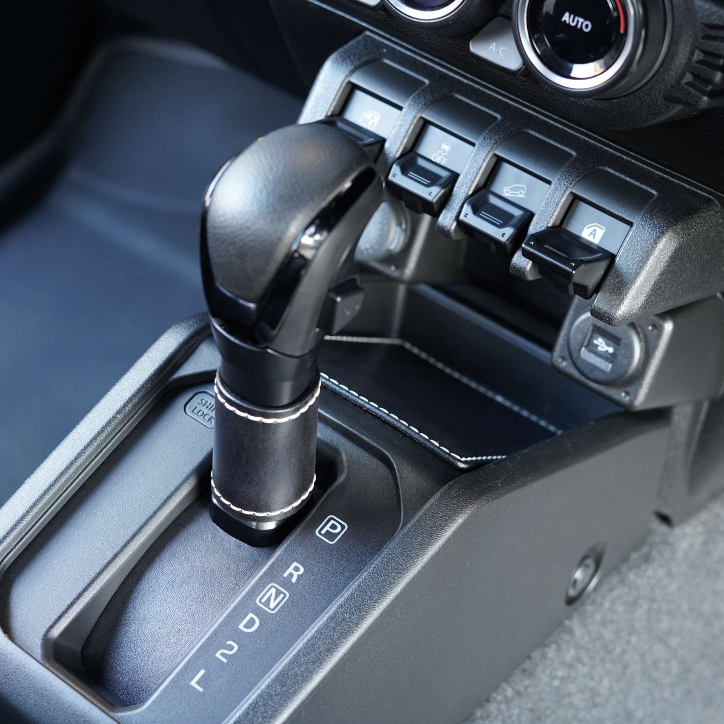 Deluxe Leather Gear Console Mat & Shifter Collar (Jimny Automatic)