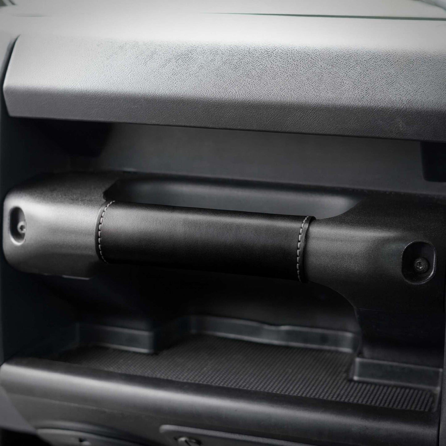 Defender Puma Dash Leather Grab Handle - Black