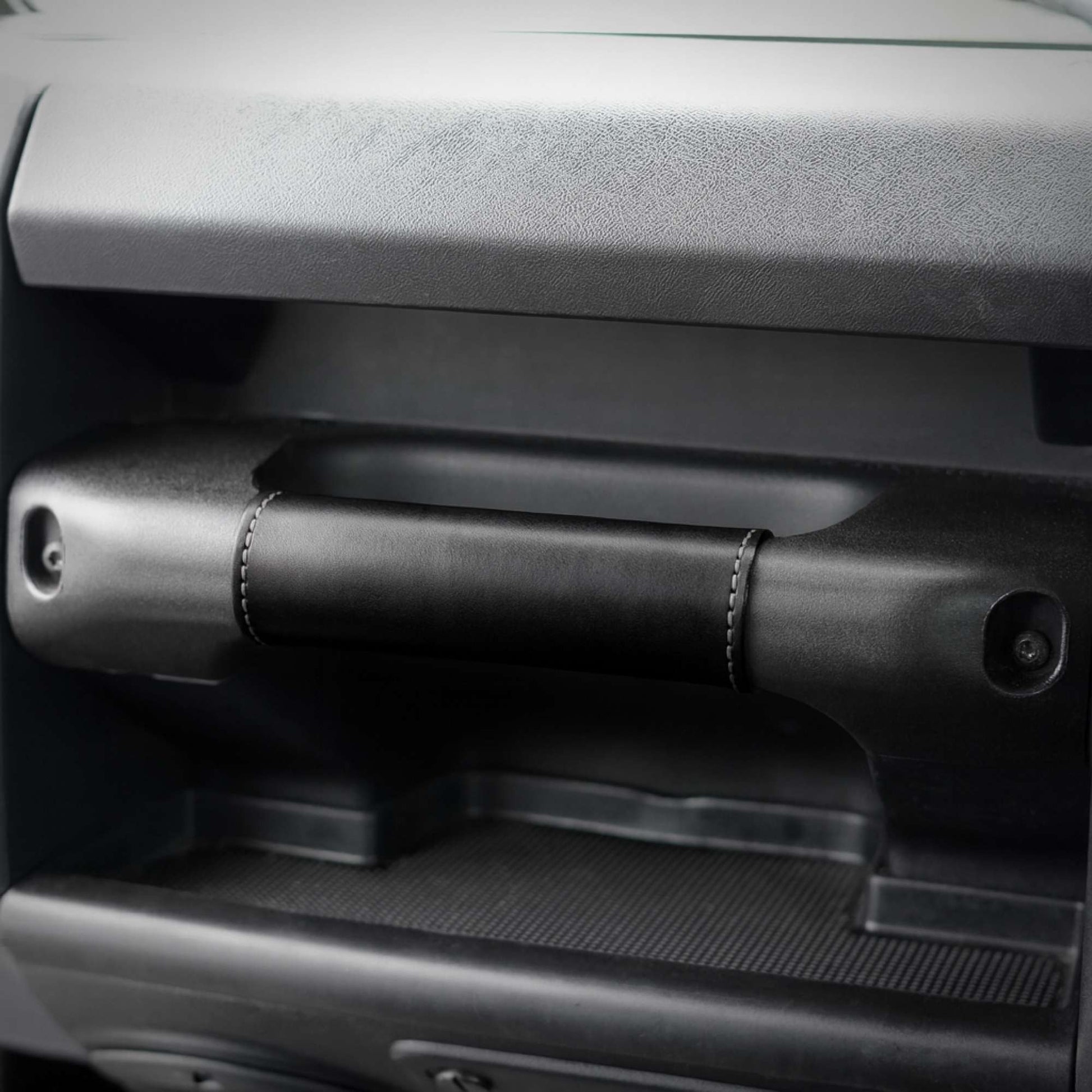 Defender Puma Dash Leather Grab Handle - Black